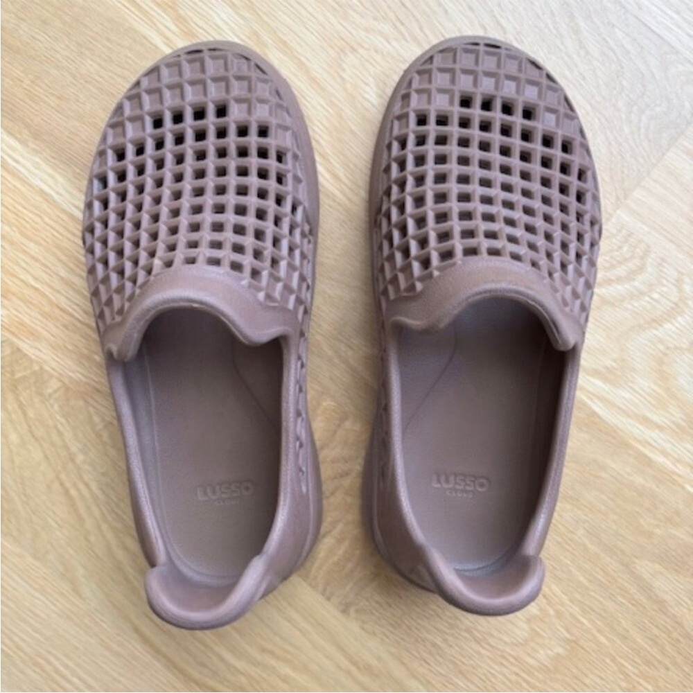 Lusso Living Women’s Brown Slip-On Sandals
